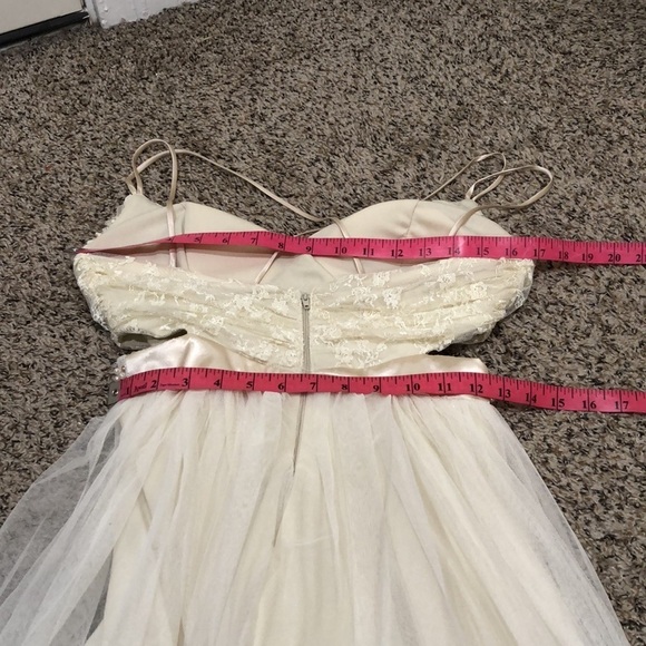 Francesca’s Collection Speechless Dress Size XS Cream Lace Cut Out Sides - Picture 7 of 10